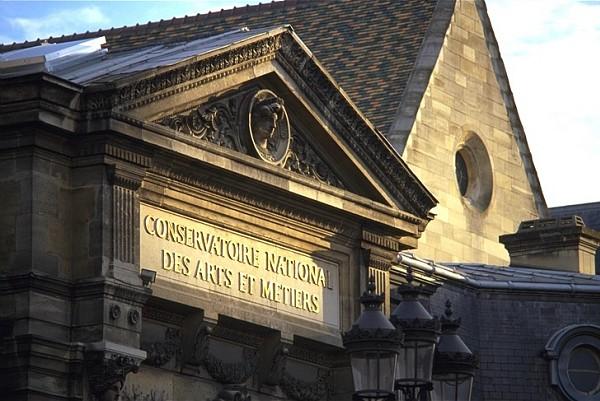 Fronton du Cnam rue Saint-Martin. En  arriere plan la bibliothequ
